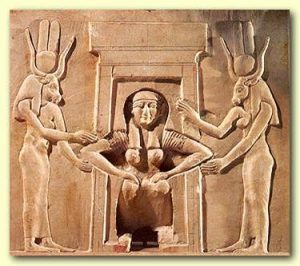 מלכה מצריה כורעת ללדת