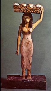 הולדת משה - שמות ב שפחה מצרית עם סל על ראשה.